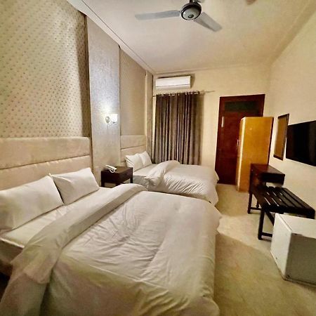 Shelton Hotel Mardan Bagian luar foto