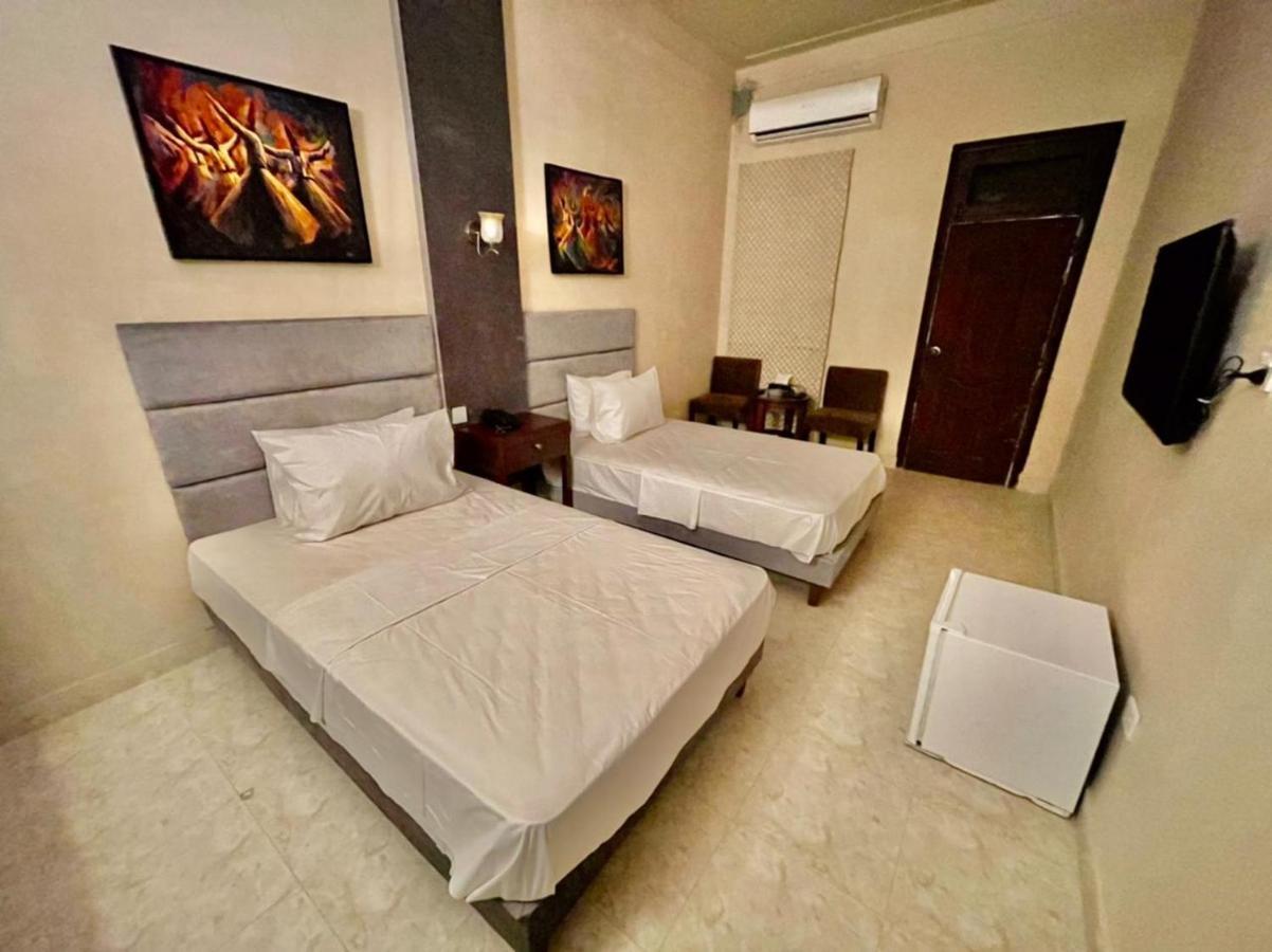 Shelton Hotel Mardan Bagian luar foto