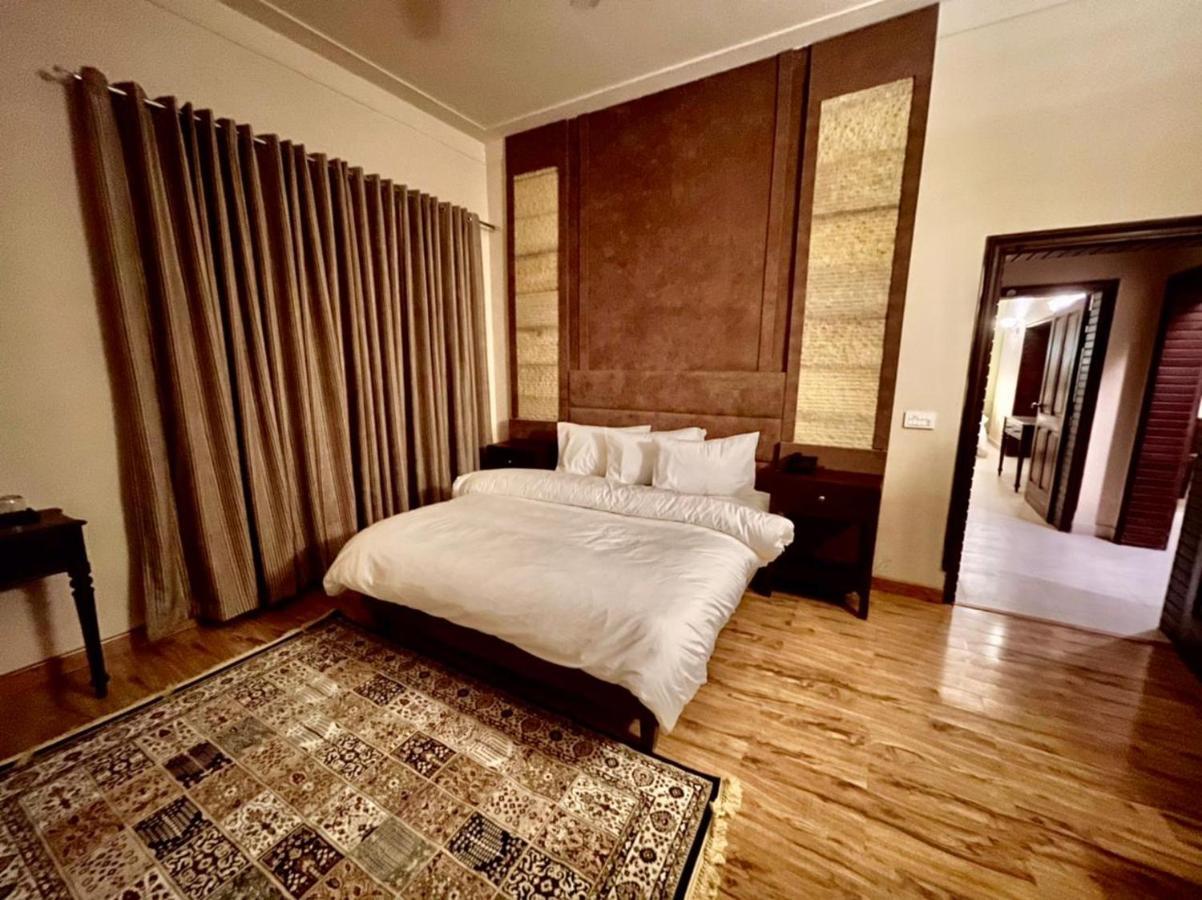 Shelton Hotel Mardan Bagian luar foto