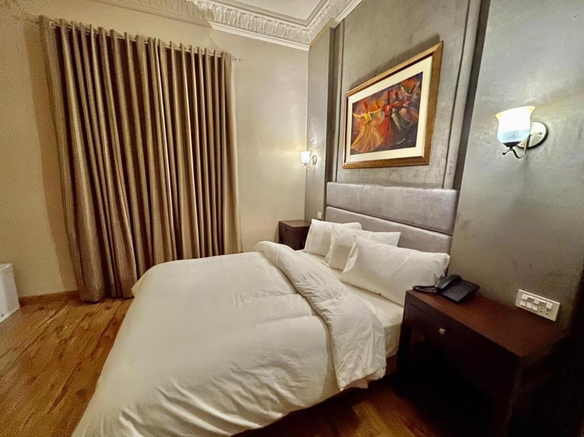 Shelton Hotel Mardan Bagian luar foto
