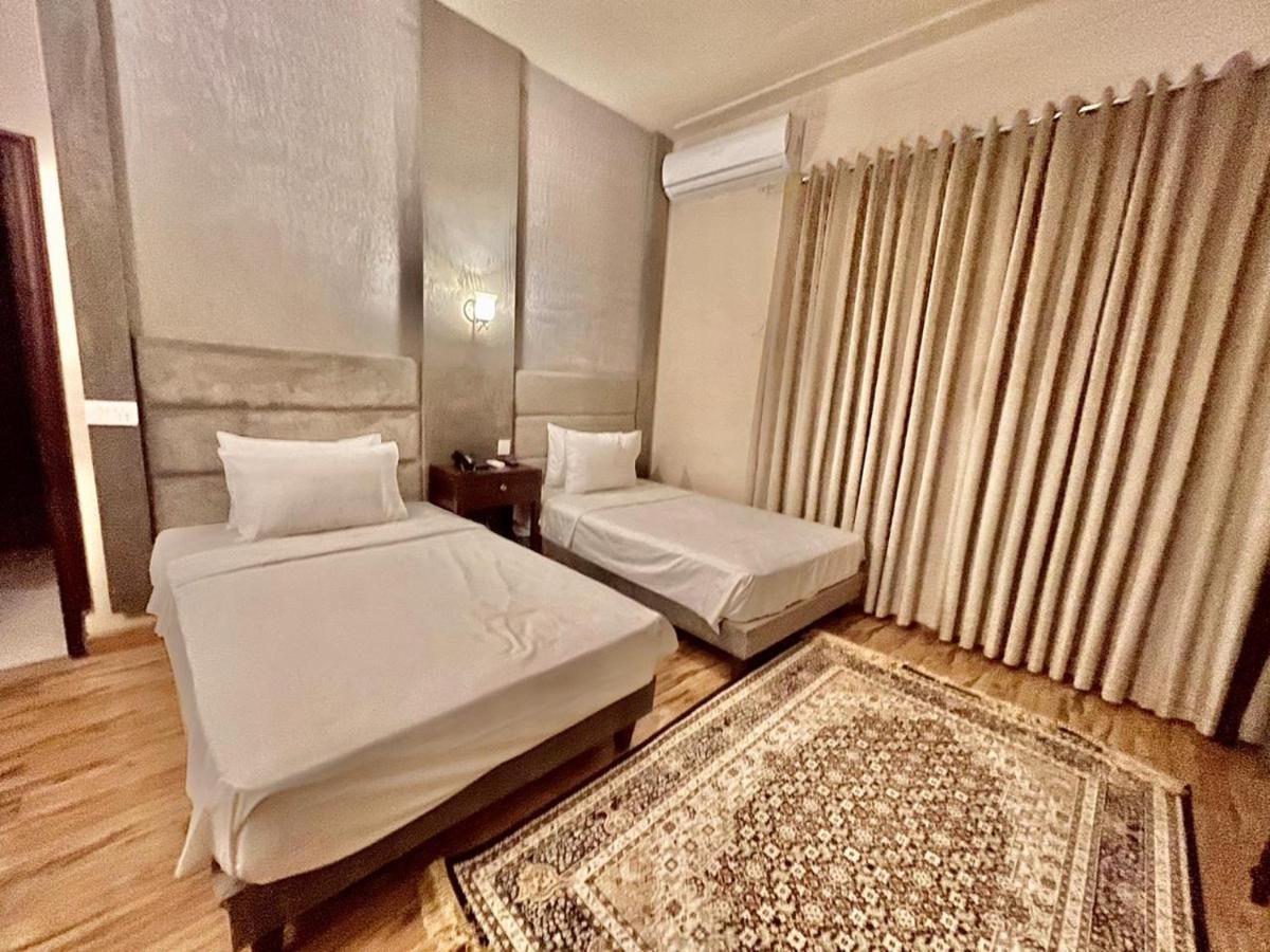 Shelton Hotel Mardan Bagian luar foto